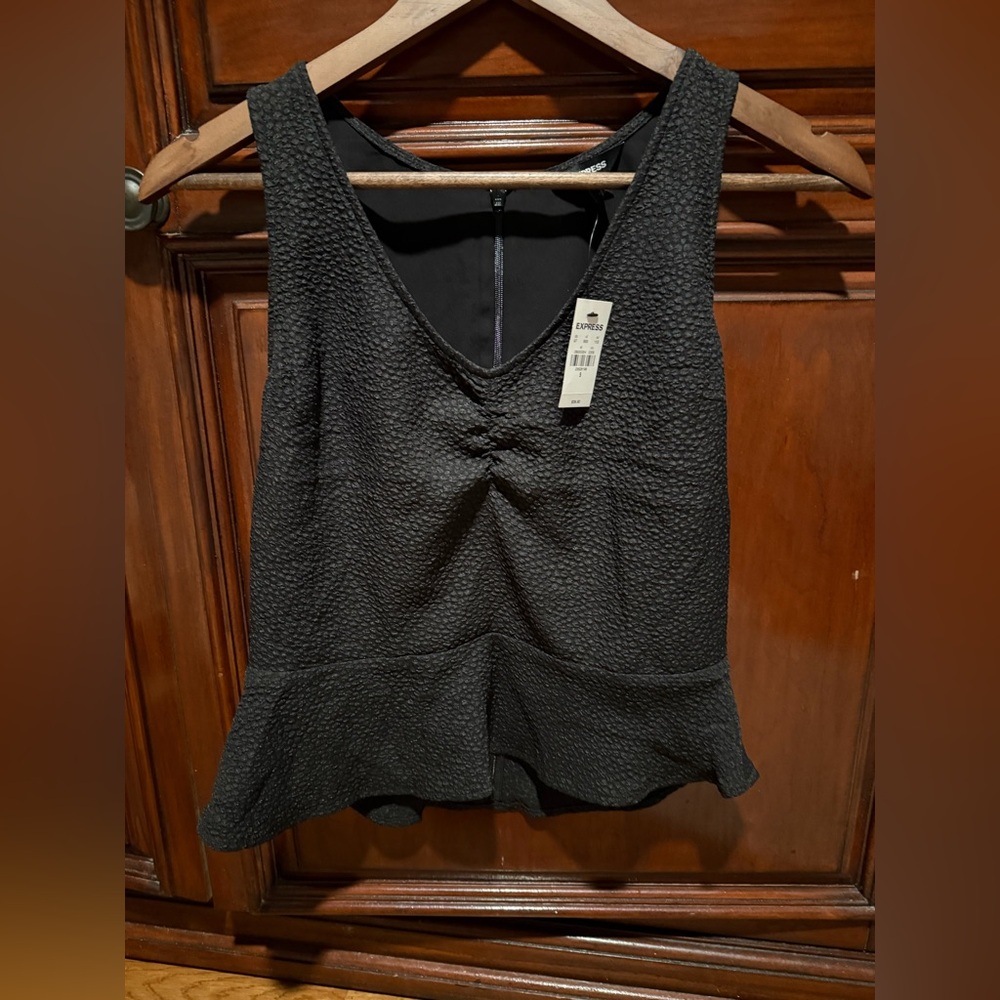 NWT. Express Textured Ruched Front Peplum Tank  - V-neck Sleeveless  - Textured